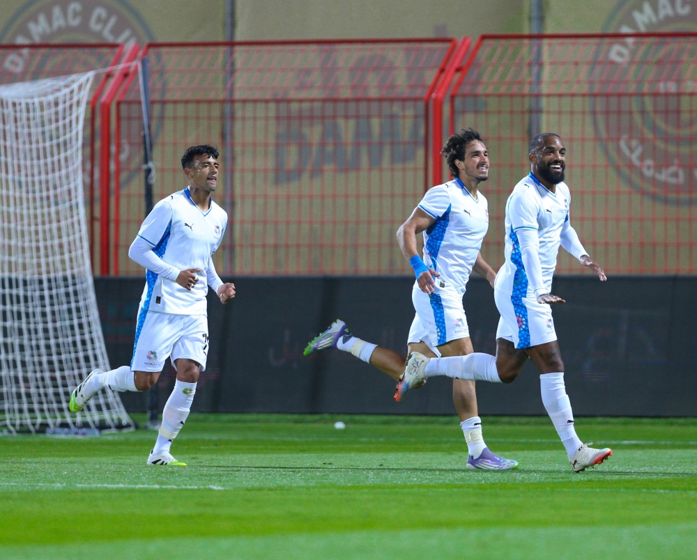 لاكازيت يقود نيوم لفوزه الأول في دوري روشن