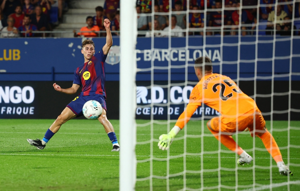 برشلونة يسحق فالنسيا بسداسية في الدوري الإسباني