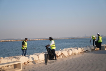 متطوعون ينظفون واجهة الدمام البحرية في اليوم العالمي للنظافة