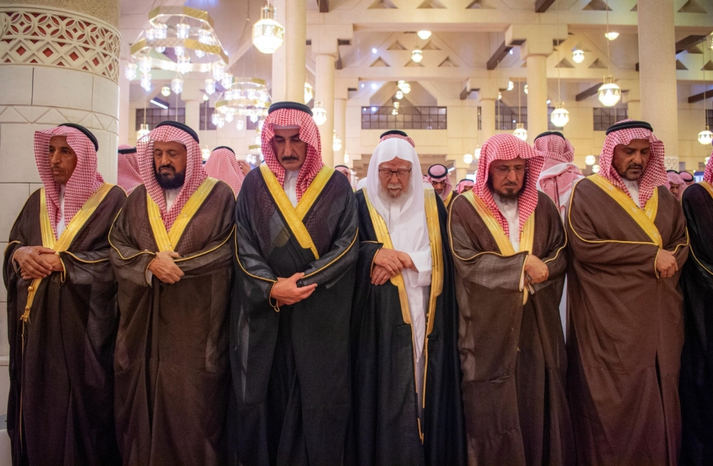 ولي العهد يؤدي صلاة الميت على سماحة المفتي - واس