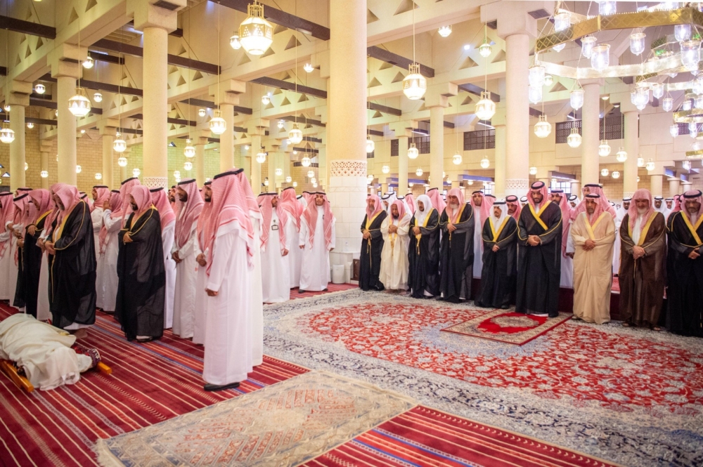 ولي العهد يؤدي صلاة الميت على سماحة المفتي - واس