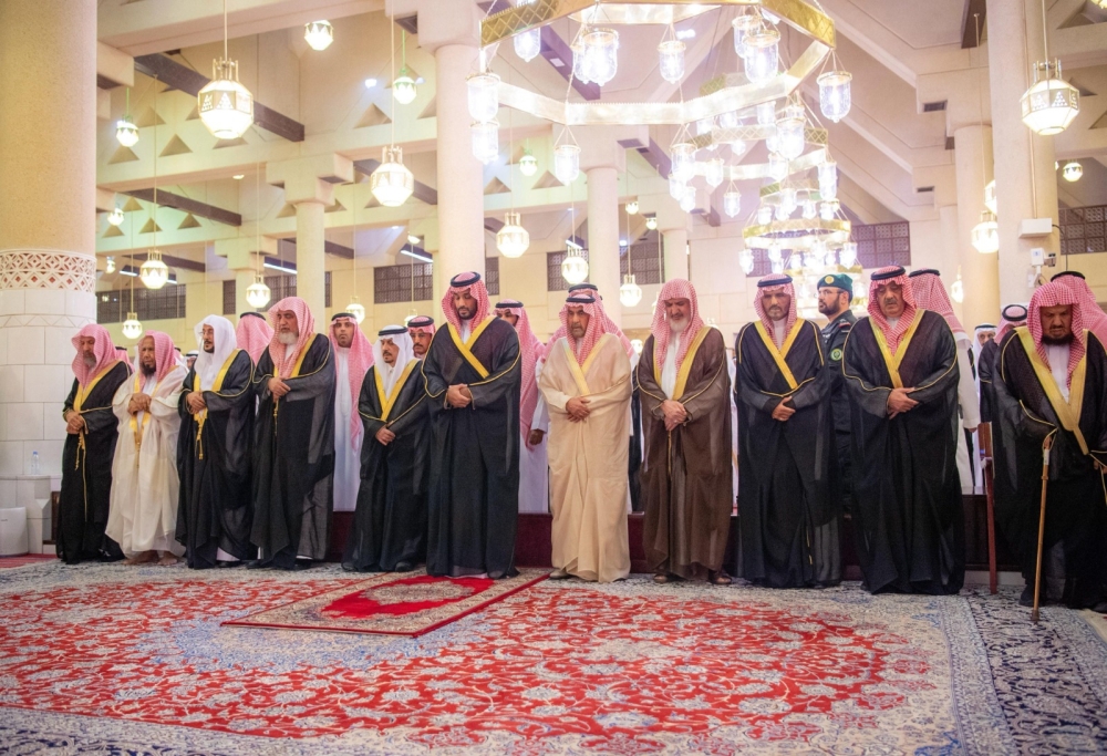 ولي العهد يؤدي صلاة الميت على سماحة المفتي - واس
