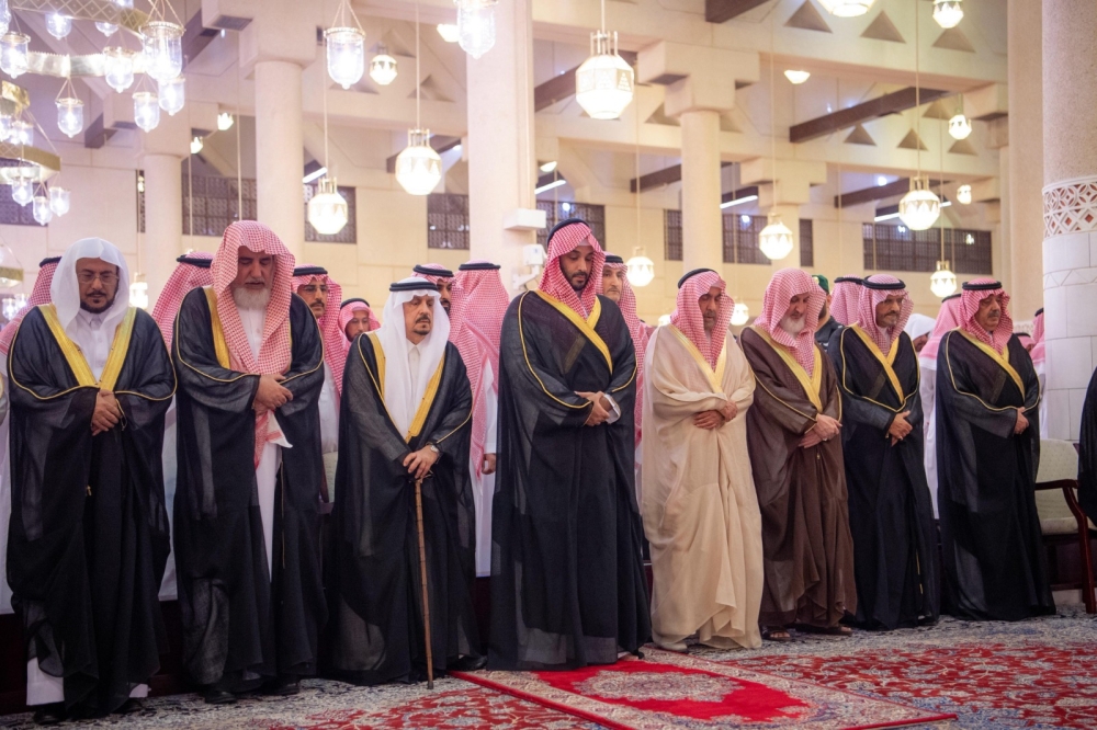 ولي العهد يؤدي صلاة الميت على سماحة المفتي