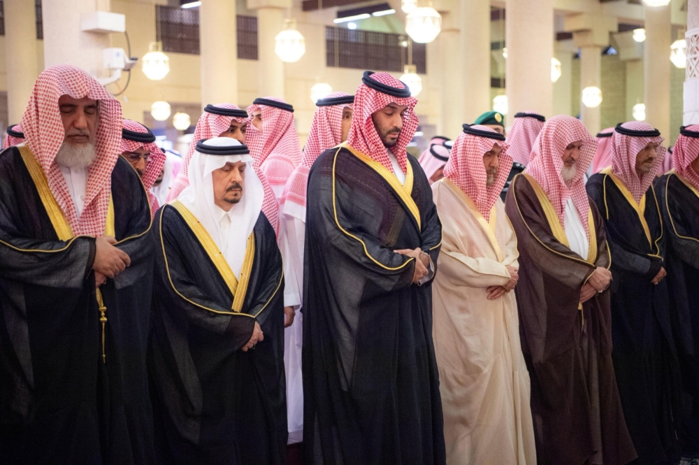 ولي العهد يؤدي صلاة الميت على سماحة المفتي