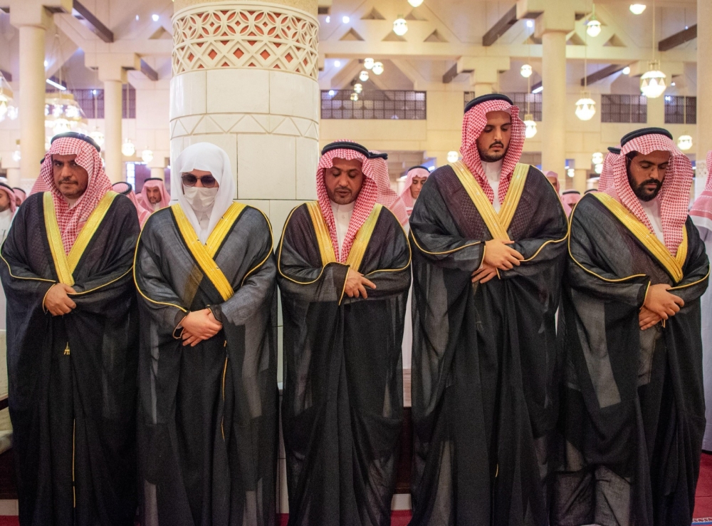 ولي العهد يؤدي صلاة الميت على سماحة المفتي - واس