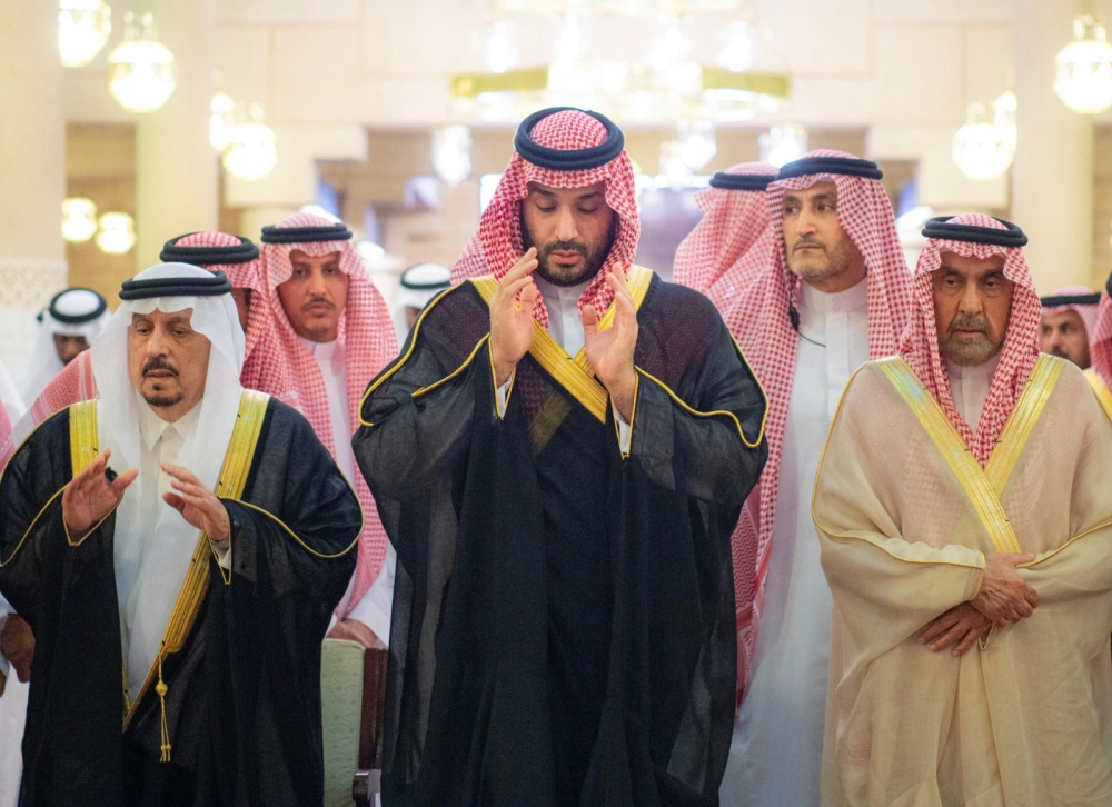 ولي العهد يؤدي صلاة الميت على سماحة المفتي