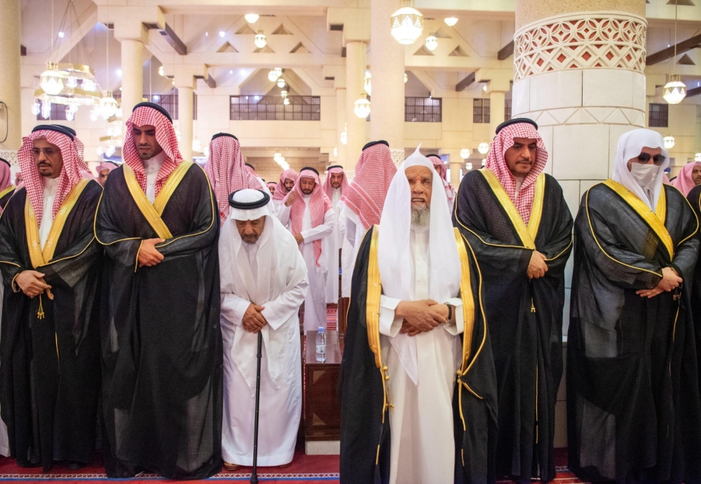 ولي العهد يؤدي صلاة الميت على سماحة المفتي