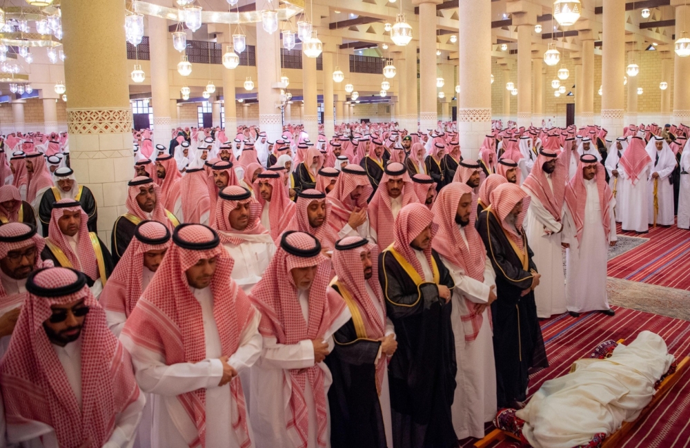 ولي العهد يؤدي صلاة الميت على سماحة المفتي - واس