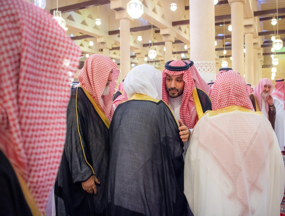 ولي العهد يؤدي صلاة الميت على سماحة المفتي - واس
