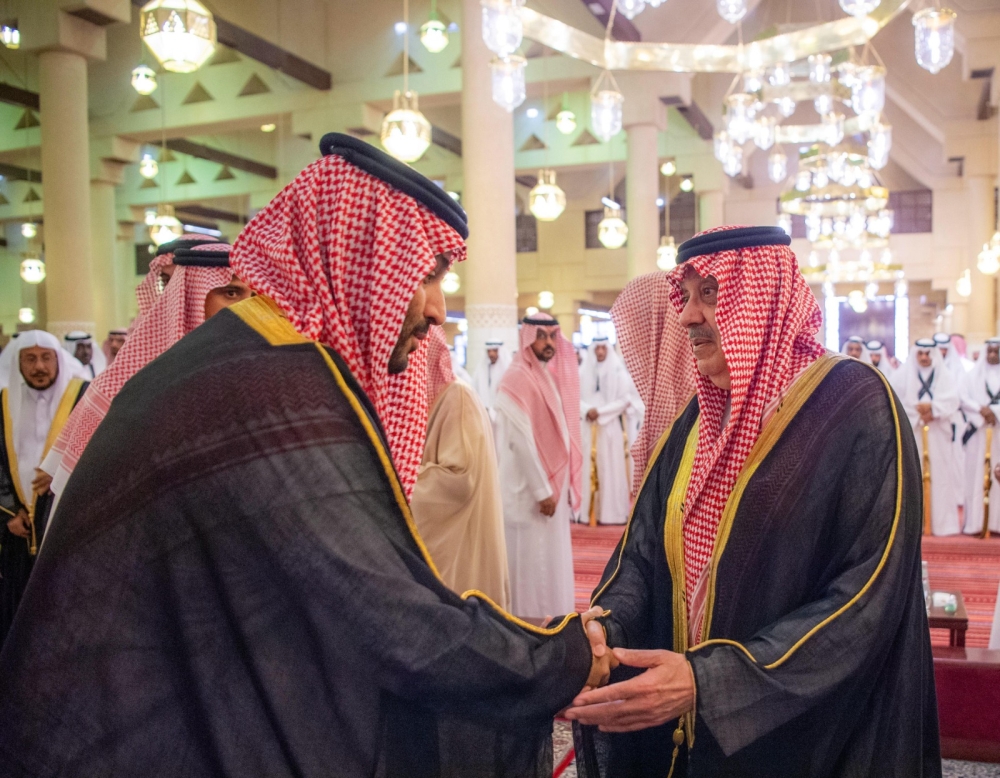 ولي العهد يؤدي صلاة الميت على سماحة المفتي - واس