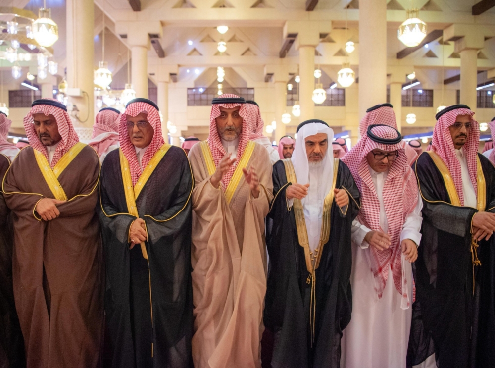 ولي العهد يؤدي صلاة الميت على سماحة المفتي - واس