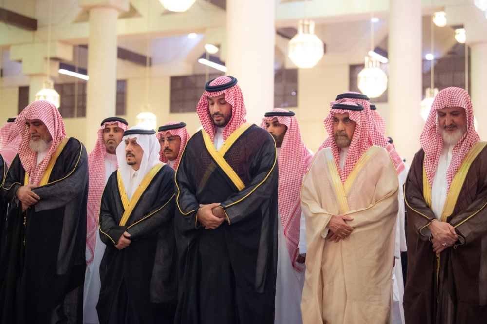 ولي العهد يؤدي صلاة الميت على سماحة المفتي - واس