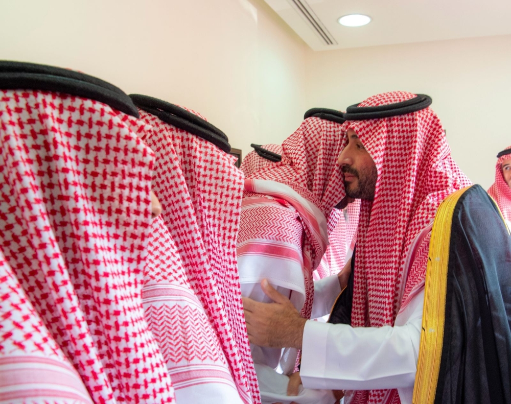 ولي العهد يؤدي صلاة الميت على سماحة المفتي