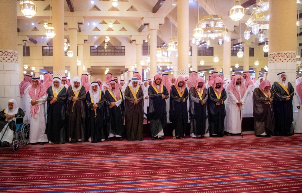 ولي العهد يؤدي صلاة الميت على سماحة المفتي - واس