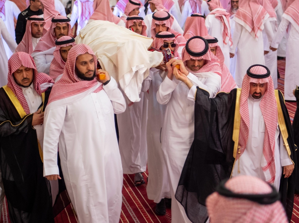 ولي العهد يؤدي صلاة الميت على سماحة المفتي