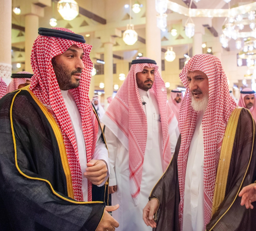 ولي العهد يؤدي صلاة الميت على سماحة المفتي - واس