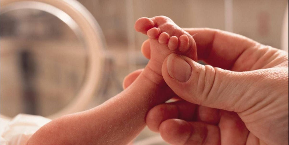 رحلة كفاح تنتهي بابتسامة طفل .. سيدة تتجاوز