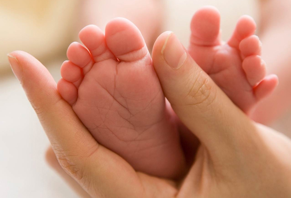 رحلة كفاح تنتهي بابتسامة طفل .. سيدة تتجاوز 'العقم الثانوي' بالحقن المجهري