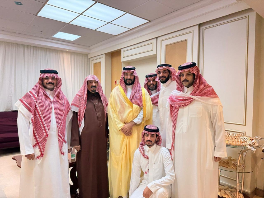 ولي العهد يزورالشيخ بدر بن هزاع بن شقير الدويش للاطمئنان على صحته