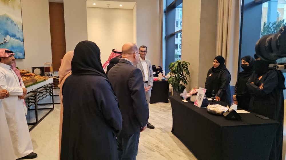 متعافية تروي قصة اكتشافها لمرض سرطان الثدي صدفة في عيادة العظام
