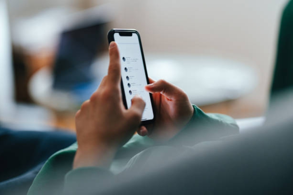 ”التربية الرقمية“.. أولياء أمور يتفقون على ضوابط لحماية الأبناء من مخاطر الشاشات