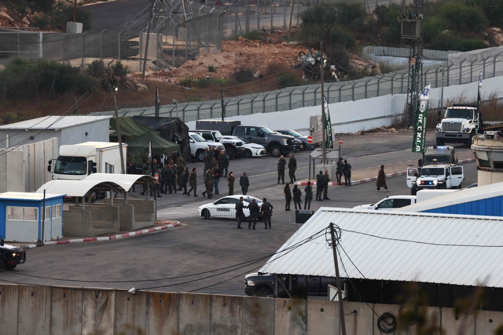 قوات إسرائيلية تحرس سجن عوفر العسكري قبل إطلاق سراح أسرى فلسطينيين - أ ف ب