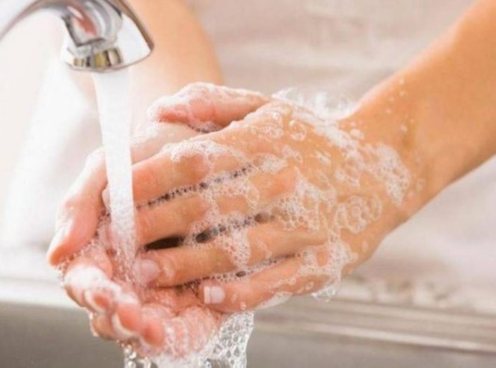 في اليوم العالمي.. غسل اليدين ضرورة عند ملامسة 8 أشياء