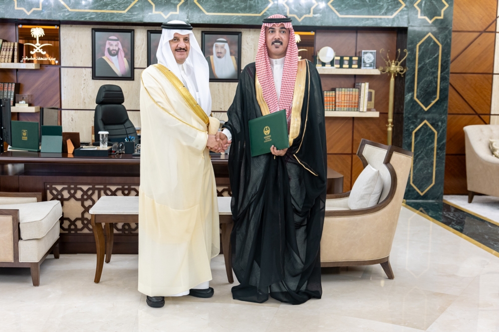 أمير الشرقية يكرم مُواطِنِينَ لإخمادهما حريقًا في محل تجاري بالجبيل - اليوم