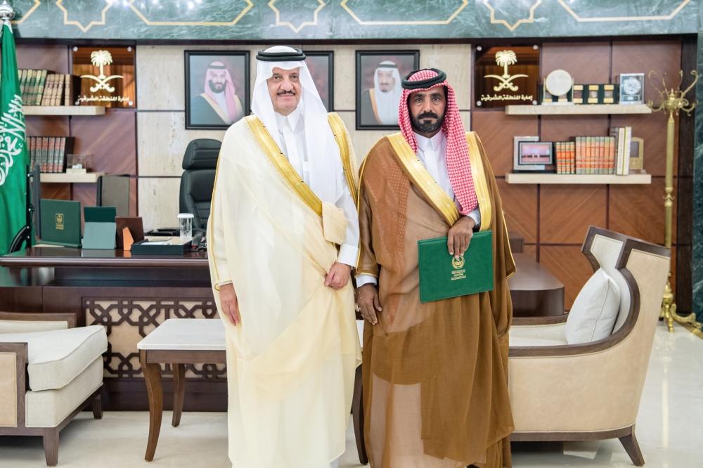 أمير الشرقية يكرم مُواطِنِينَ لإخمادهما حريقًا في محل تجاري بالجبيل - اليوم