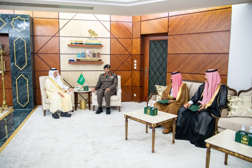 أمير الشرقية يكرم مُواطِنِينَ لإخمادهما حريقًا في محل تجاري بالجبيل