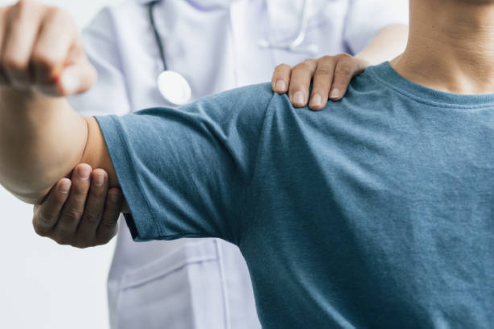 إنجاز بحثي في تجمع مكة الصحي يكشف العلاقة بين رهاب الحركة وآلام الكتف