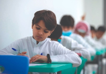 طالب يرتدي ساعة ذكية في أحد الاختبارات - واس 
