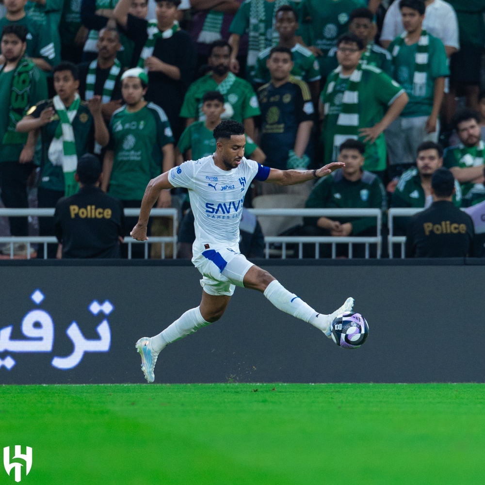 حسم موقف سالم الدوسري من مباراة الهلال أمام الاتحاد
