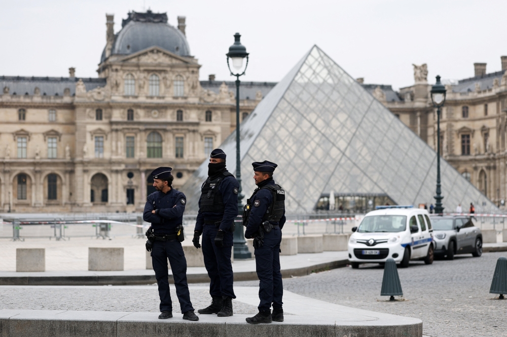 مديرة اللوفر تعترف بالتقصير في حماية مقتنيات المتحف
