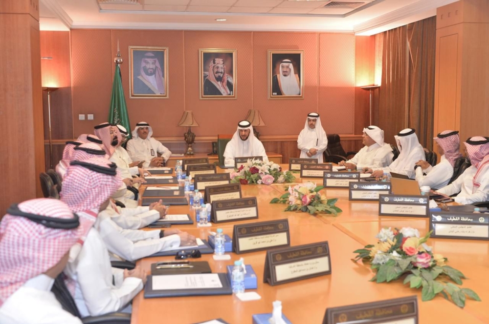 محلي القطيف يستعرض مشاريع 2025 ومقترح السوق البحري التراثي بالمحافظة
