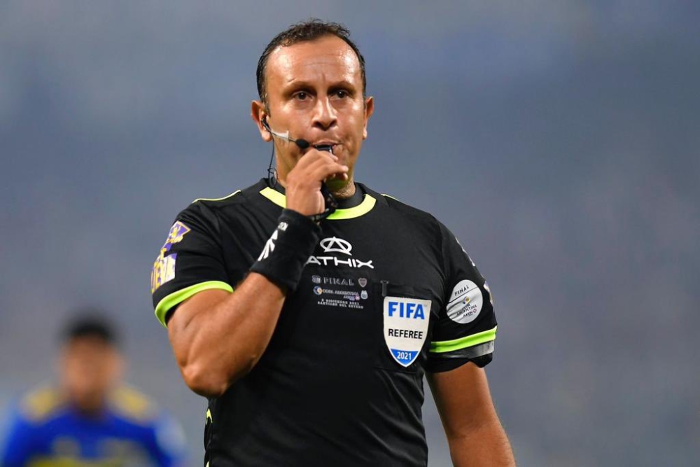 من هو داريو هيريرا حكم مباراة الاتحاد والهلال؟