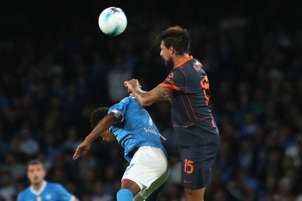 نابولي يتصدر الدوري الإيطالي بثلاثية في مرمى إنتر