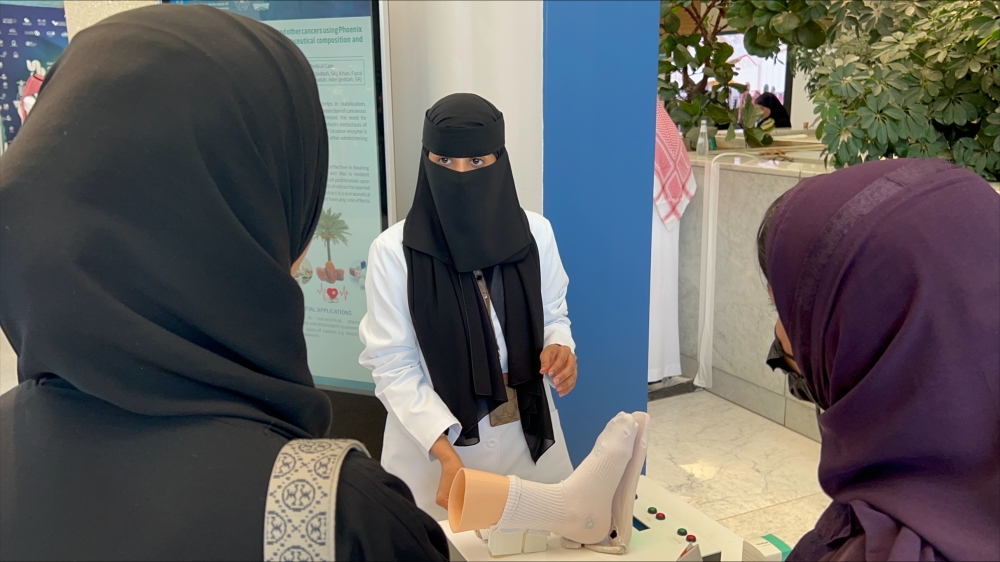  ابتكارات الطلاب في مؤتمر بجدة