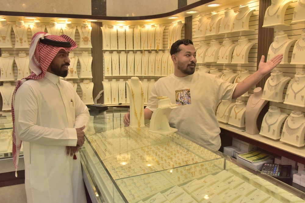 تباينت آراء المستهلكين حول تفضيل شراء السبائك أو المجوهرات الذهبية