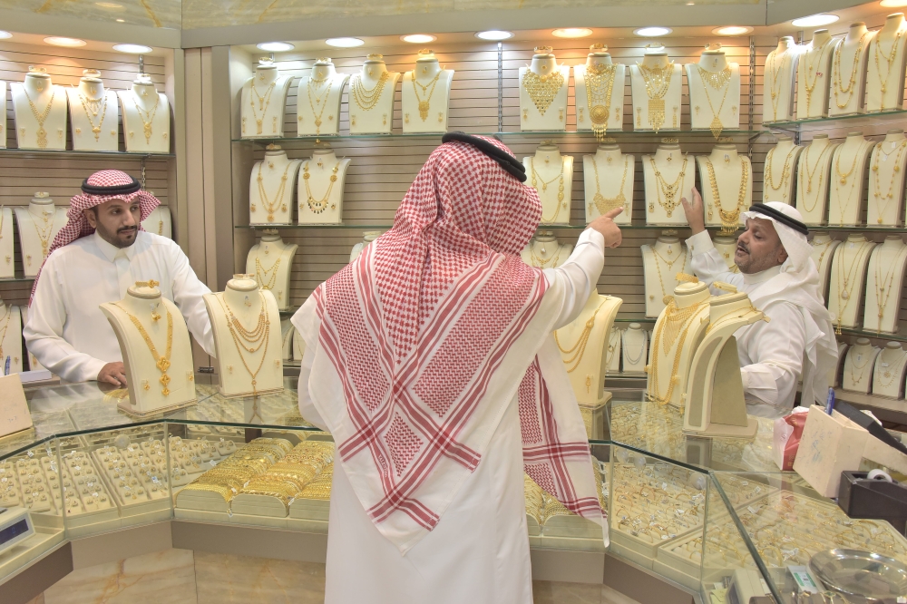 تباينت آراء المستهلكين حول تفضيل شراء السبائك أو المجوهرات الذهبية