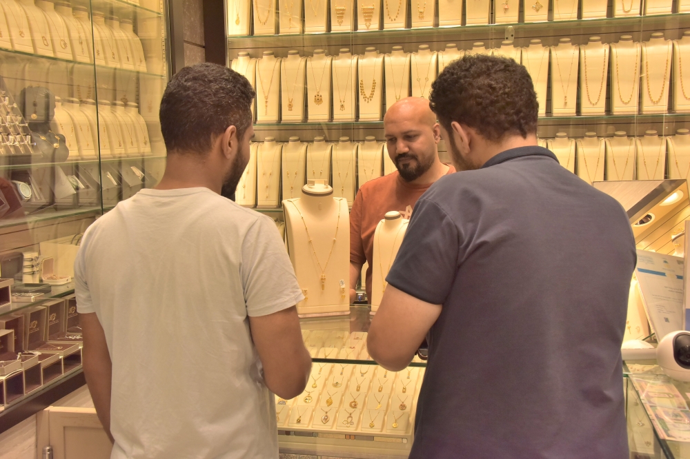 تباينت آراء المستهلكين حول تفضيل شراء السبائك أو المجوهرات الذهبية