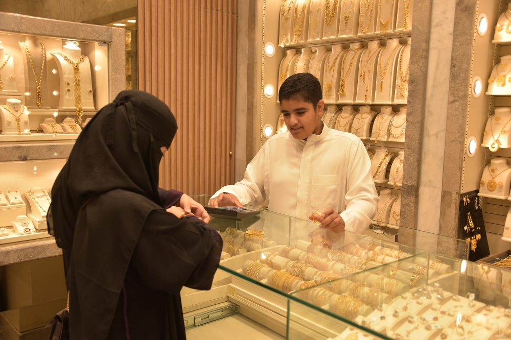 تباينت آراء المستهلكين حول تفضيل شراء السبائك أو المجوهرات الذهبية