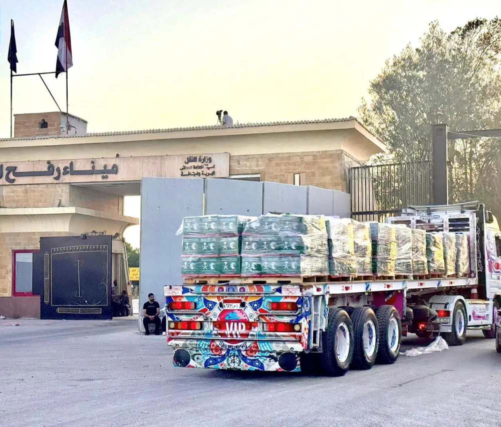مساعدات سعودية جديدة تعبر منفذ رفح إلى قطاع غزة