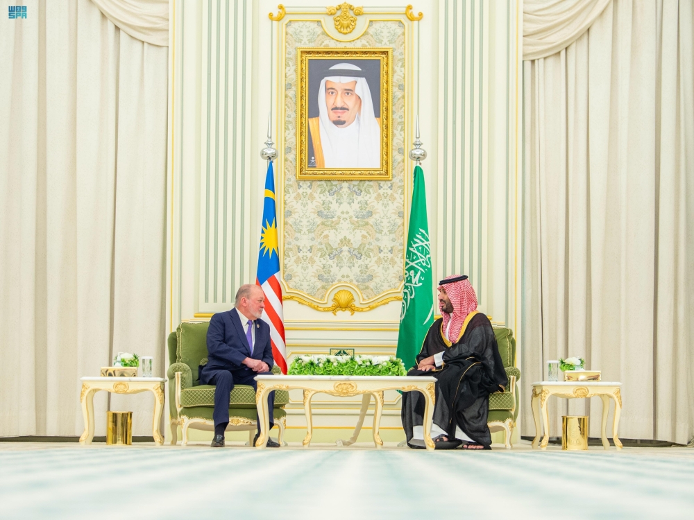 ولي العهد يستعرض العلاقات الأخوية مع ملك ماليزيا