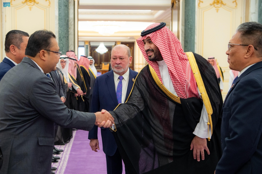 ولي العهد يستعرض العلاقات الأخوية مع ملك ماليزيا