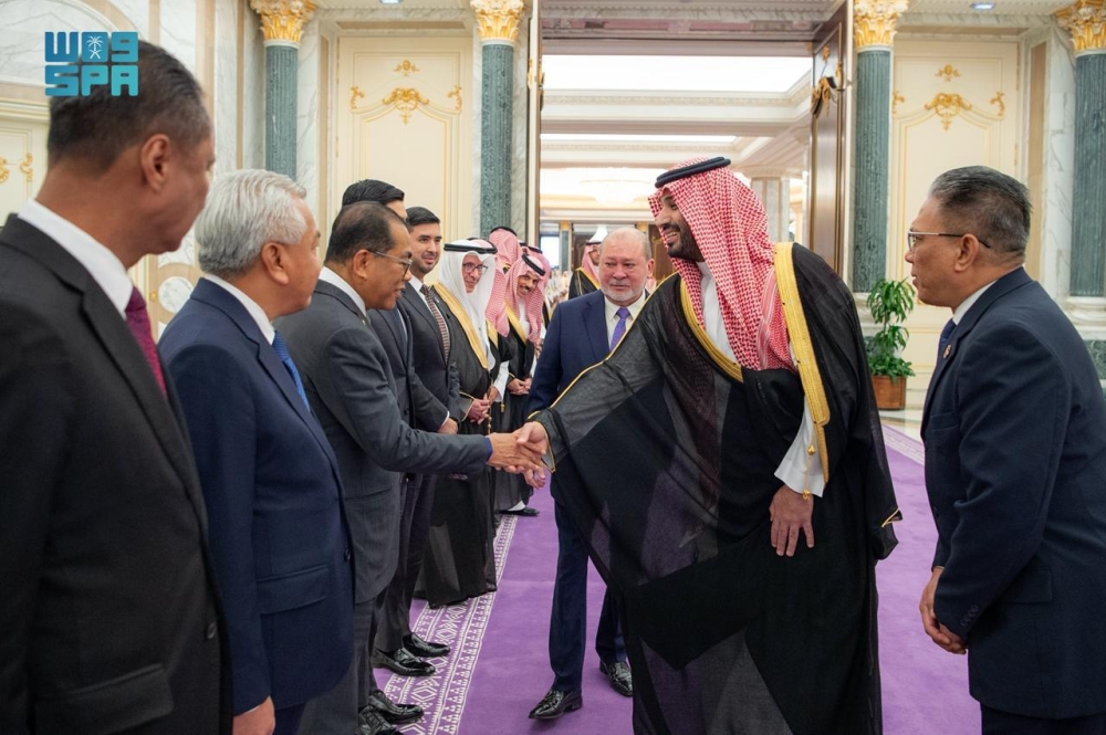 ولي العهد يستعرض العلاقات الأخوية مع ملك ماليزيا