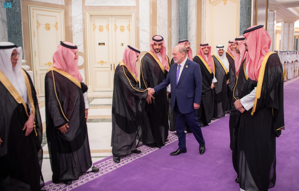 ولي العهد يستعرض العلاقات الأخوية مع ملك ماليزيا