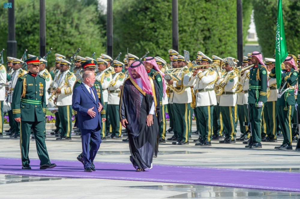 ولي العهد يستعرض العلاقات الأخوية مع ملك ماليزيا