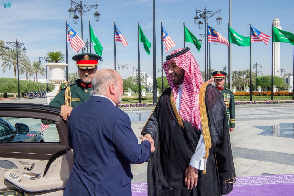 ولي العهد يستعرض العلاقات الأخوية مع ملك ماليزيا