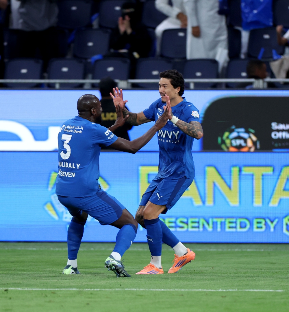 الهلال يتخطى الفتح في الوقت القاتل